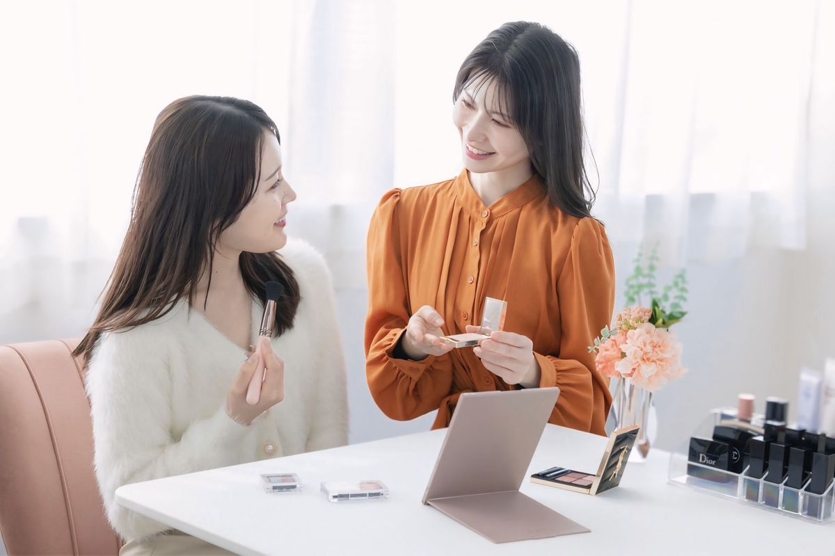 アナリストがコスメを手に取りアドバイスしている様子